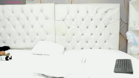 Snapshot of lily_lv chatting on 02.09.25 Lily online show from 02.09.25