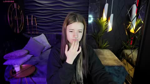 Snapshot of lily_moonlight chatting on 01.19.25 Lily online show from 01.19.25