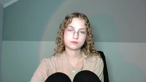 small lily online show from 09.08.25