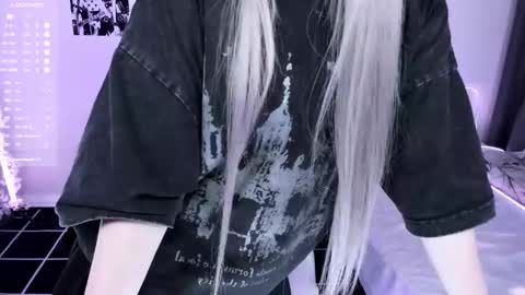 Snapshot of lily_weep chatting on 10.23.25 Lily online show from 10.23.25