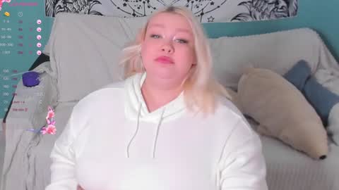 Snapshot of lilybelll chatting on 12.31.24 Lily online show from 12.31.24