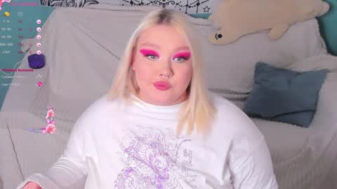 Snapshot of lilybelll chatting on 01.04.25 Lily online show from 01.04.25