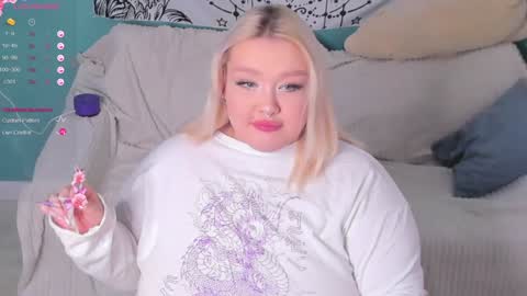 Snapshot of lilybelll chatting on 01.05.25 Lily online show from 01.05.25