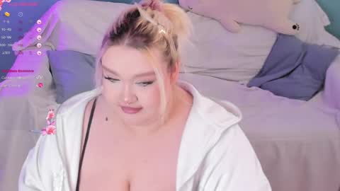 Snapshot of lilybelll chatting on 02.19.25 Lily online show from 02.19.25