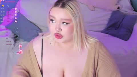 Snapshot of lilybelll chatting on 02.19.25 Lily online show from 02.19.25