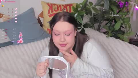 Snapshot of lilybelll chatting on 10.16.25 Lily online show from 10.16.25