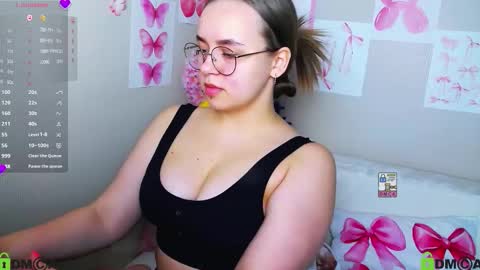 Snapshot of lilysweet13 chatting on 09.12.25 Lily online show from 09.12.25