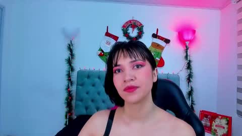 Snapshot of lina_bedoya chatting on 12.21.24 Lina Bedoya online show from 12.21.24