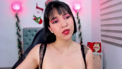 Snapshot of lina_bedoya chatting on 12.23.24 Lina Bedoya online show from 12.23.24