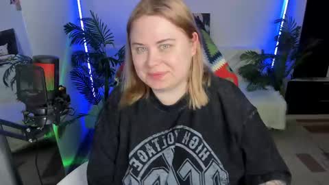 Snapshot of lina_linx chatting on 02.25.25 lina_linx online show from 02.25.25