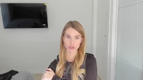 Snapshot of linabey chatting on 10.25.25 linabey online show from 10.25.25