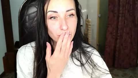 LinaLivee online show from 11.19.25