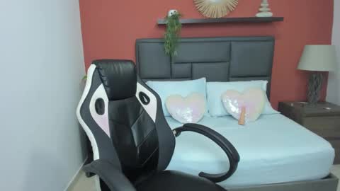 Snapshot of linda_rios_ chatting on 12.19.24 L I N D A online show from 12.19.24