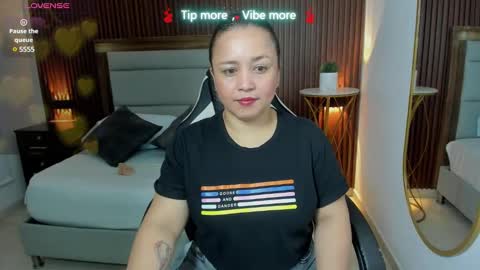 Snapshot of linda_rios_ chatting on 12.28.24 L I N D A online show from 12.28.24
