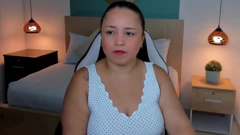 Snapshot of linda_rios_ chatting on 01.10.25 L I N D A online show from 01.10.25