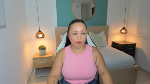 Snapshot of linda_rios_ chatting on 01.11.25 L I N D A online show from 01.11.25