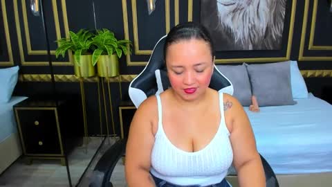 Snapshot of linda_rios_ chatting on 02.01.25 L I N D A online show from 02.01.25