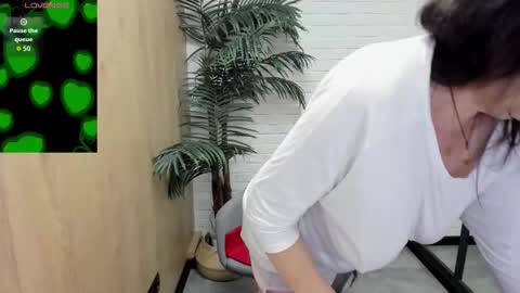 Snapshot of lindahottie chatting on 10.17.25 Linda online show from 10.17.25