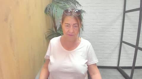 Snapshot of lindahottie chatting on 06.05.26 Linda online show from 06.05.26