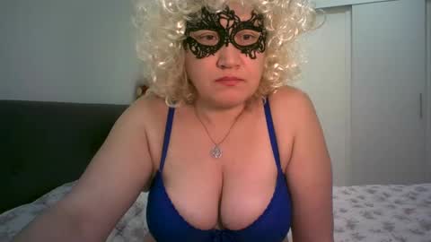 Snapshot of lindaxsmile chatting on 02.18.25 LindaXSmile online show from 02.18.25