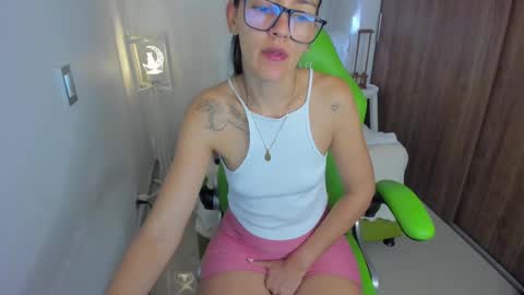 Snapshot of lisa_gerrard_ chatting on 03.10.25 Lisa online show from 03.10.25