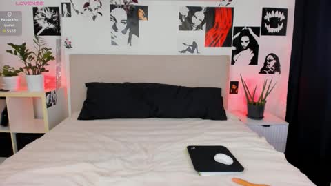 lisa_moons online show from 10.23.25