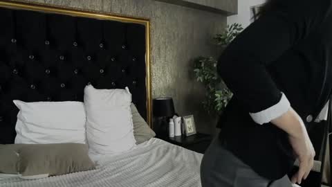 Snapshot of lisacroft chatting on 02.08.25 lisacroft online show from 02.08.25