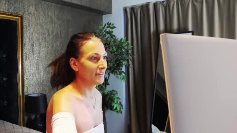 Snapshot of lisacroft chatting on 02.12.25 lisacroft online show from 02.12.25