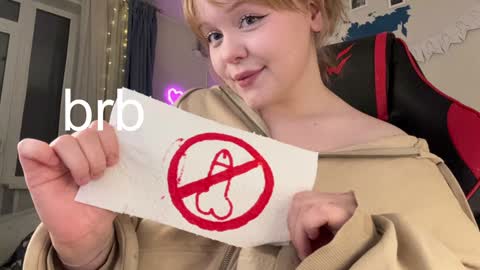 Snapshot of lisalaas chatting on 12.14.24 -Lisa- Help me to reach 100 thumbs up3 online show from 12.14.24