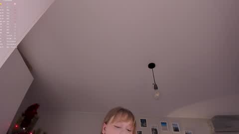 Snapshot of lisalaas chatting on 01.04.25 -Lisa- Help me to reach 100 thumbs up3 online show from 01.04.25