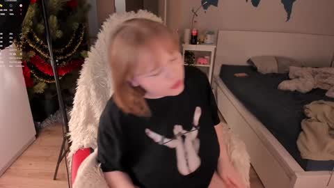 Snapshot of lisalaas chatting on 01.05.25 -Lisa- Help me to reach 100 thumbs up3 online show from 01.05.25