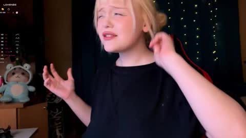 Snapshot of lisalaas chatting on 10.05.25 -Lisa- Help me to reach 100 thumbs up3 online show from 10.05.25