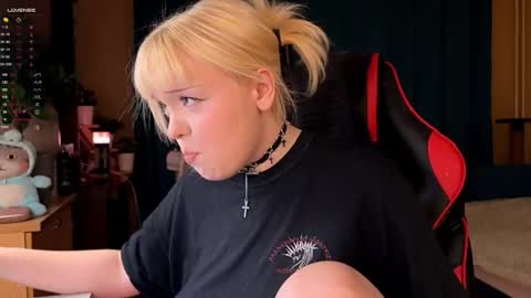 Snapshot of lisalaas chatting on 10.09.25 -Lisa- Help me to reach 100 thumbs up3 online show from 10.09.25