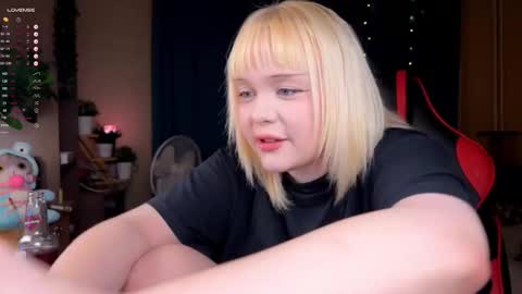 Snapshot of lisalaas chatting on 10.12.25 -Lisa- Help me to reach 100 thumbs up3 online show from 10.12.25