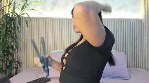 Snapshot of liss_reyes chatting on 10.24.25 Liss online show from 10.24.25