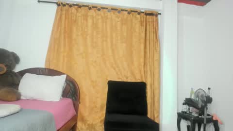 Snapshot of lissa_petitee chatting on 03.06.25 lissa_petitee online show from 03.06.25