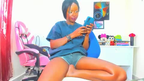 Snapshot of little_africa chatting on 12.17.24 little_africa online show from 12.17.24