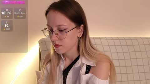 Snapshot of little_bliss chatting on 10.25.25 little_bliss online show from 10.25.25