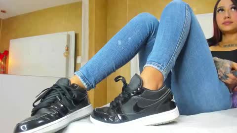 Snapshot of little_jenni chatting on 09.22.25   online show from 09.22.25