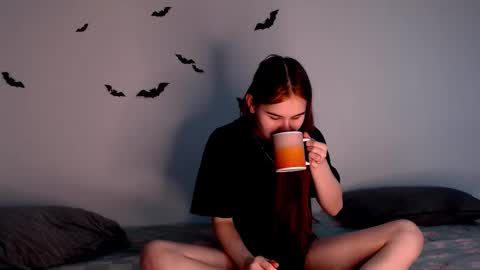 Snapshot of little_owlx chatting on 10.23.25 Alice.. online show from 10.23.25