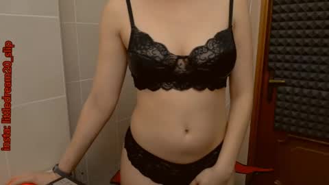 Snapshot of littledream20 chatting on 01.02.25 LittleDream20 online show from 01.02.25