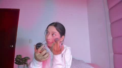 Snapshot of littlee_emma_ chatting on 10.01.25 littlee_emma_ online show from 10.01.25