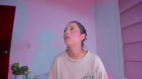 Snapshot of littlee_emma_ chatting on 10.02.25 littlee_emma_ online show from 10.02.25