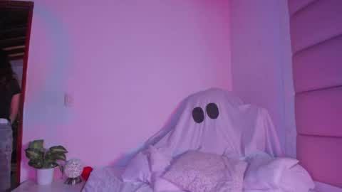 Snapshot of littlee_emma_ chatting on 10.08.25 littlee_emma_ online show from 10.08.25