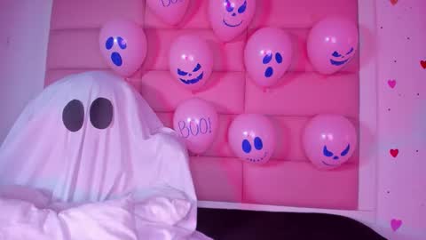 Snapshot of littlee_emma_ chatting on 10.12.25 littlee_emma_ online show from 10.12.25