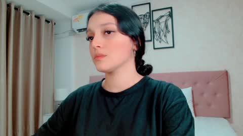 Sarahs Room online show from 01.05.25