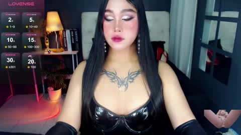 Snapshot of lizalegrand chatting on 12.26.24 Liza online show from 12.26.24