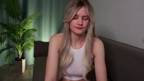 Snapshot of lizbethcoll chatting on 01.23.25 Sunnheart online show from 01.23.25