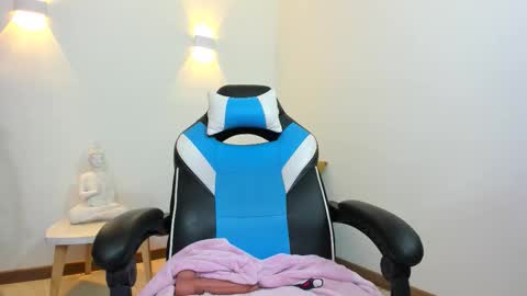 lizzie_williamss online show from 10.03.25