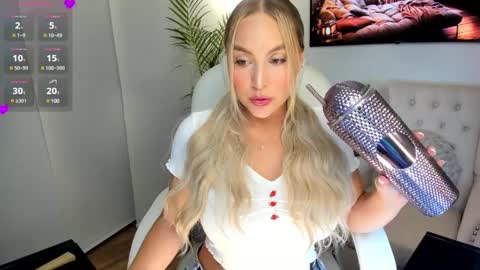 Snapshot of lizztayler_ chatting on 01.27.25 lizztayler online show from 01.27.25